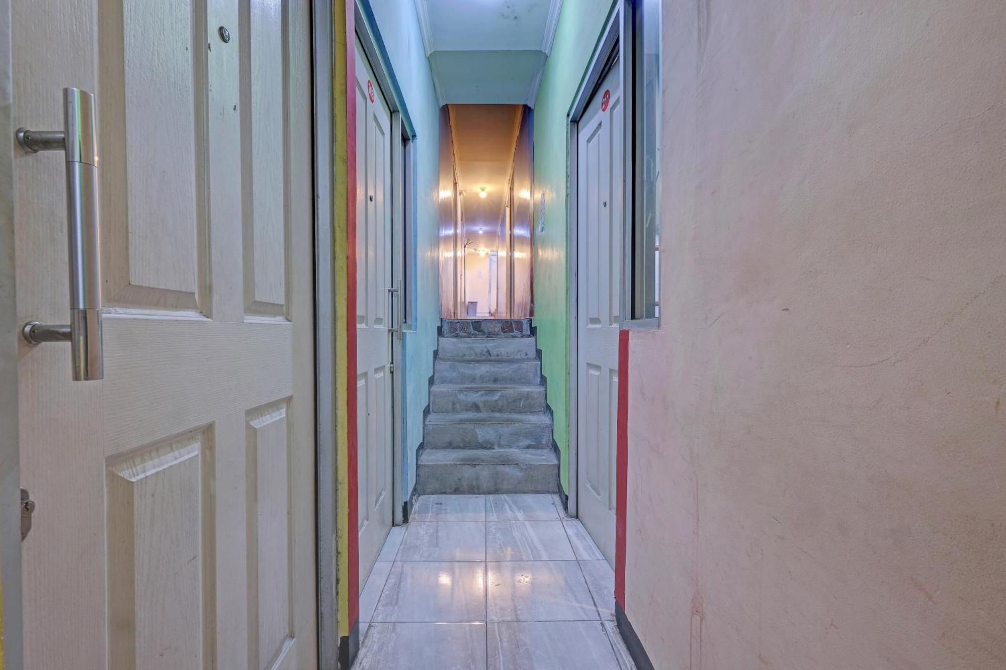 Oyo Life 92877 Hotel Rainbow 7296 Semarang Exterior foto