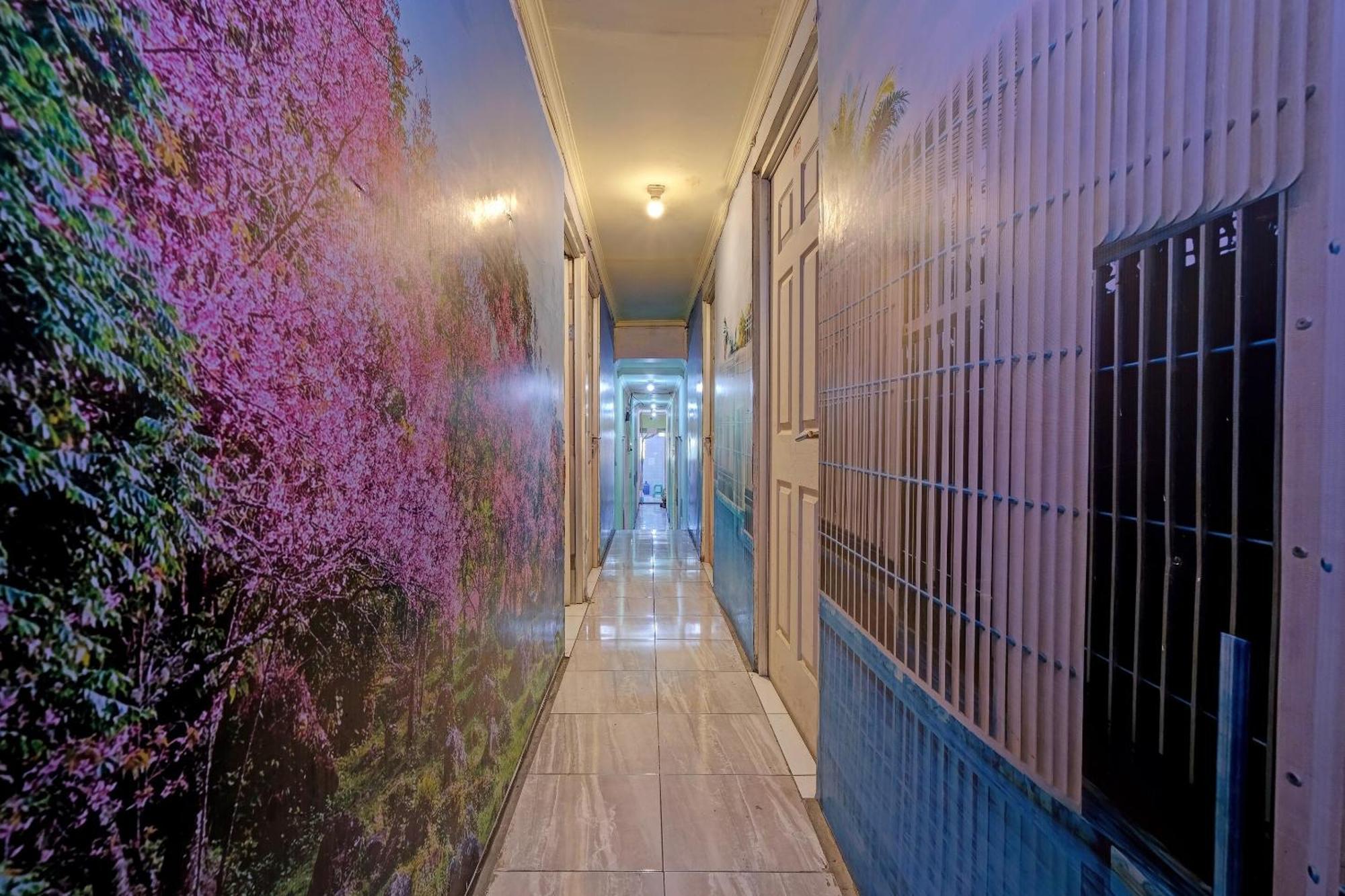 Oyo Life 92877 Hotel Rainbow 7296 Semarang Exterior foto